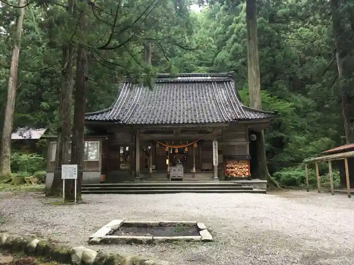 雄山神社中宮祈願殿の本殿・本堂