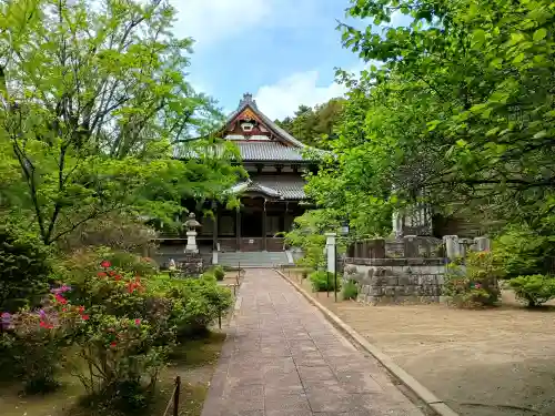 西念寺の{uncategorized: "未分類", other: "その他", undefined: "問題あり", building: "その他建物", grave: "お墓", sacred_gate: "鳥居", guardian: "狛犬", statue: "像", buddha: "仏像", history: "歴史", nature: "自然", garden: "庭園", animal: "動物", pagoda: "塔", temizu: "手水舎", mountain_gate: "山門・神門", sanctuary: "本殿・本堂", subordinate: "末社・摂社", art: "芸術", scenery: "景色", jizo: "地蔵", ema: "絵馬", goshuin: "御朱印", omikuji: "おみくじ", items: "授与品その他", amulet: "お守り", goshuincho: "御朱印帳", eats: "食事", festival: "お祭り", votive_dance: "神楽", shichigosan: "七五三参", wedding: "結婚式", experience: "体験その他", initially: "初詣", around: "周辺", anti_infection: "感染症対策"}