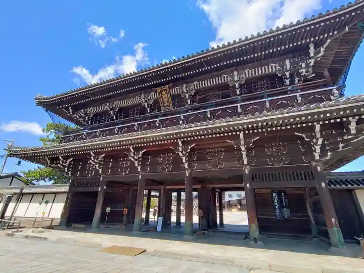 本山専修寺の山門・神門