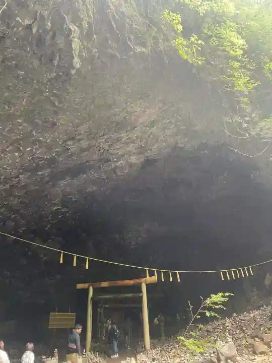 天安河原宮の{uncategorized: "未分類", other: "その他", undefined: "問題あり", building: "その他建物", grave: "お墓", sacred_gate: "鳥居", guardian: "狛犬", statue: "像", buddha: "仏像", history: "歴史", nature: "自然", garden: "庭園", animal: "動物", pagoda: "塔", temizu: "手水舎", mountain_gate: "山門・神門", sanctuary: "本殿・本堂", subordinate: "末社・摂社", art: "芸術", scenery: "景色", jizo: "地蔵", ema: "絵馬", goshuin: "御朱印", omikuji: "おみくじ", items: "授与品その他", amulet: "お守り", goshuincho: "御朱印帳", eats: "食事", festival: "お祭り", votive_dance: "神楽", shichigosan: "七五三参", wedding: "結婚式", experience: "体験その他", initially: "初詣", around: "周辺", anti_infection: "感染症対策"}