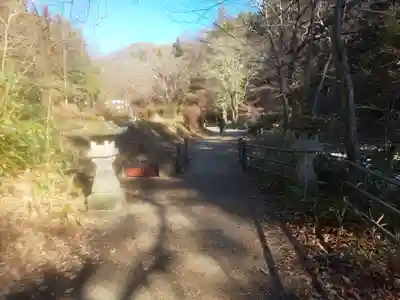 万治の石仏のその他建物