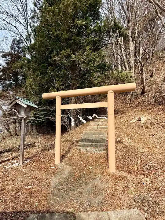 熊野神社の{uncategorized: "未分類", other: "その他", undefined: "問題あり", building: "その他建物", grave: "お墓", sacred_gate: "鳥居", guardian: "狛犬", statue: "像", buddha: "仏像", history: "歴史", nature: "自然", garden: "庭園", animal: "動物", pagoda: "塔", temizu: "手水舎", mountain_gate: "山門・神門", sanctuary: "本殿・本堂", subordinate: "末社・摂社", art: "芸術", scenery: "景色", jizo: "地蔵", ema: "絵馬", goshuin: "御朱印", omikuji: "おみくじ", items: "授与品その他", amulet: "お守り", goshuincho: "御朱印帳", eats: "食事", festival: "お祭り", votive_dance: "神楽", shichigosan: "七五三参", wedding: "結婚式", experience: "体験その他", initially: "初詣", around: "周辺", anti_infection: "感染症対策"}