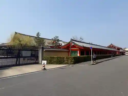 蓮華王院（三十三間堂）の{uncategorized: "未分類", other: "その他", undefined: "問題あり", building: "その他建物", grave: "お墓", sacred_gate: "鳥居", guardian: "狛犬", statue: "像", buddha: "仏像", history: "歴史", nature: "自然", garden: "庭園", animal: "動物", pagoda: "塔", temizu: "手水舎", mountain_gate: "山門・神門", sanctuary: "本殿・本堂", subordinate: "末社・摂社", art: "芸術", scenery: "景色", jizo: "地蔵", ema: "絵馬", goshuin: "御朱印", omikuji: "おみくじ", items: "授与品その他", amulet: "お守り", goshuincho: "御朱印帳", eats: "食事", festival: "お祭り", votive_dance: "神楽", shichigosan: "七五三参", wedding: "結婚式", experience: "体験その他", initially: "初詣", around: "周辺", anti_infection: "感染症対策"}