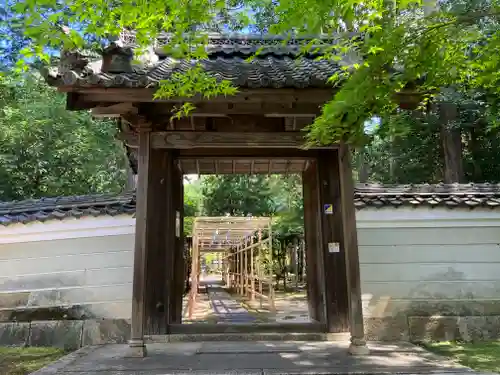 安養寺の山門