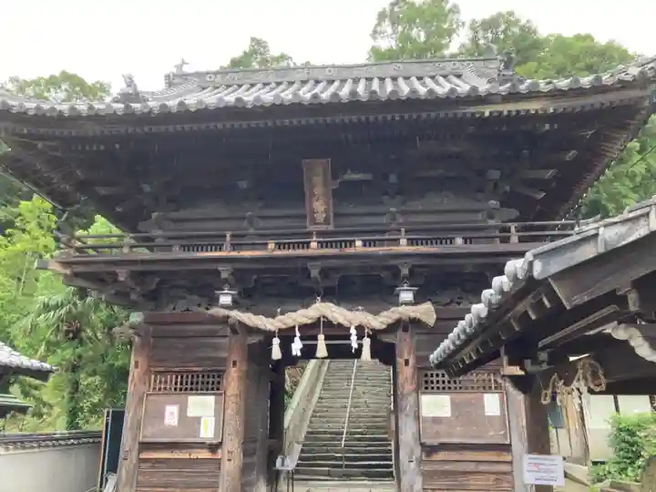伊豫岡八幡神社の山門・神門