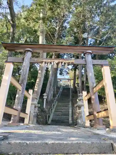 玉瀧神社の{uncategorized: "未分類", other: "その他", undefined: "問題あり", building: "その他建物", grave: "お墓", sacred_gate: "鳥居", guardian: "狛犬", statue: "像", buddha: "仏像", history: "歴史", nature: "自然", garden: "庭園", animal: "動物", pagoda: "塔", temizu: "手水舎", mountain_gate: "山門・神門", sanctuary: "本殿・本堂", subordinate: "末社・摂社", art: "芸術", scenery: "景色", jizo: "地蔵", ema: "絵馬", goshuin: "御朱印", omikuji: "おみくじ", items: "授与品その他", amulet: "お守り", goshuincho: "御朱印帳", eats: "食事", festival: "お祭り", votive_dance: "神楽", shichigosan: "七五三参", wedding: "結婚式", experience: "体験その他", initially: "初詣", around: "周辺", anti_infection: "感染症対策"}