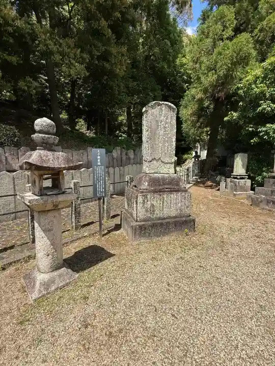 叡福寺の{uncategorized: "未分類", other: "その他", undefined: "問題あり", building: "その他建物", grave: "お墓", sacred_gate: "鳥居", guardian: "狛犬", statue: "像", buddha: "仏像", history: "歴史", nature: "自然", garden: "庭園", animal: "動物", pagoda: "塔", temizu: "手水舎", mountain_gate: "山門・神門", sanctuary: "本殿・本堂", subordinate: "末社・摂社", art: "芸術", scenery: "景色", jizo: "地蔵", ema: "絵馬", goshuin: "御朱印", omikuji: "おみくじ", items: "授与品その他", amulet: "お守り", goshuincho: "御朱印帳", eats: "食事", festival: "お祭り", votive_dance: "神楽", shichigosan: "七五三参", wedding: "結婚式", experience: "体験その他", initially: "初詣", around: "周辺", anti_infection: "感染症対策"}
