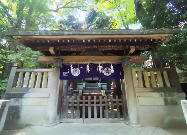 駒込稲荷神社の{uncategorized: "未分類", other: "その他", undefined: "問題あり", building: "その他建物", grave: "お墓", sacred_gate: "鳥居", guardian: "狛犬", statue: "像", buddha: "仏像", history: "歴史", nature: "自然", garden: "庭園", animal: "動物", pagoda: "塔", temizu: "手水舎", mountain_gate: "山門・神門", sanctuary: "本殿・本堂", subordinate: "末社・摂社", art: "芸術", scenery: "景色", jizo: "地蔵", ema: "絵馬", goshuin: "御朱印", omikuji: "おみくじ", items: "授与品その他", amulet: "お守り", goshuincho: "御朱印帳", eats: "食事", festival: "お祭り", votive_dance: "神楽", shichigosan: "七五三参", wedding: "結婚式", experience: "体験その他", initially: "初詣", around: "周辺", anti_infection: "感染症対策"}