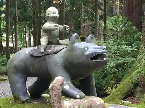 雄山神社中宮祈願殿の狛犬