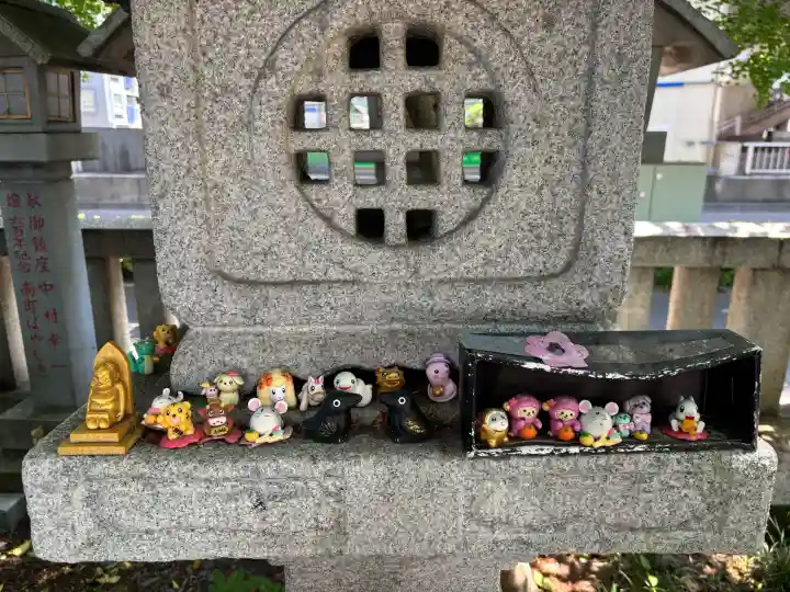 くまくま神社(導きの社 熊野町熊野神社)の{uncategorized: "未分類", other: "その他", undefined: "問題あり", building: "その他建物", grave: "お墓", sacred_gate: "鳥居", guardian: "狛犬", statue: "像", buddha: "仏像", history: "歴史", nature: "自然", garden: "庭園", animal: "動物", pagoda: "塔", temizu: "手水舎", mountain_gate: "山門・神門", sanctuary: "本殿・本堂", subordinate: "末社・摂社", art: "芸術", scenery: "景色", jizo: "地蔵", ema: "絵馬", goshuin: "御朱印", omikuji: "おみくじ", items: "授与品その他", amulet: "お守り", goshuincho: "御朱印帳", eats: "食事", festival: "お祭り", votive_dance: "神楽", shichigosan: "七五三参", wedding: "結婚式", experience: "体験その他", initially: "初詣", around: "周辺", anti_infection: "感染症対策"}