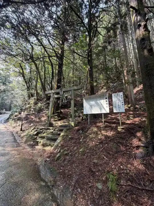 韓竈神社の{uncategorized: "未分類", other: "その他", undefined: "問題あり", building: "その他建物", grave: "お墓", sacred_gate: "鳥居", guardian: "狛犬", statue: "像", buddha: "仏像", history: "歴史", nature: "自然", garden: "庭園", animal: "動物", pagoda: "塔", temizu: "手水舎", mountain_gate: "山門・神門", sanctuary: "本殿・本堂", subordinate: "末社・摂社", art: "芸術", scenery: "景色", jizo: "地蔵", ema: "絵馬", goshuin: "御朱印", omikuji: "おみくじ", items: "授与品その他", amulet: "お守り", goshuincho: "御朱印帳", eats: "食事", festival: "お祭り", votive_dance: "神楽", shichigosan: "七五三参", wedding: "結婚式", experience: "体験その他", initially: "初詣", around: "周辺", anti_infection: "感染症対策"}