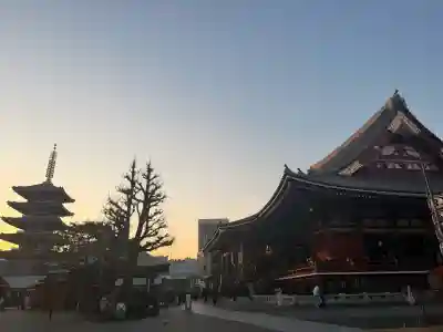 浅草神社の{uncategorized: "未分類", other: "その他", undefined: "問題あり", building: "その他建物", grave: "お墓", sacred_gate: "鳥居", guardian: "狛犬", statue: "像", buddha: "仏像", history: "歴史", nature: "自然", garden: "庭園", animal: "動物", pagoda: "塔", temizu: "手水舎", mountain_gate: "山門・神門", sanctuary: "本殿・本堂", subordinate: "末社・摂社", art: "芸術", scenery: "景色", jizo: "地蔵", ema: "絵馬", goshuin: "御朱印", omikuji: "おみくじ", items: "授与品その他", amulet: "お守り", goshuincho: "御朱印帳", eats: "食事", festival: "お祭り", votive_dance: "神楽", shichigosan: "七五三参", wedding: "結婚式", experience: "体験その他", initially: "初詣", around: "周辺", anti_infection: "感染症対策"}
