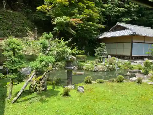 西教寺の庭園