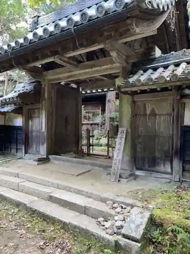 高貴寺の山門