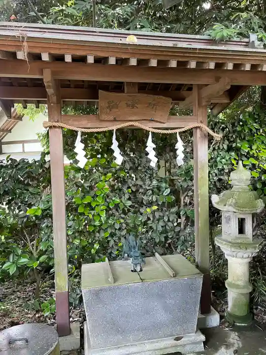 白蛇辨財天の手水舎