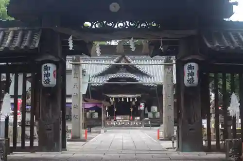 冠纓神社の山門・神門
