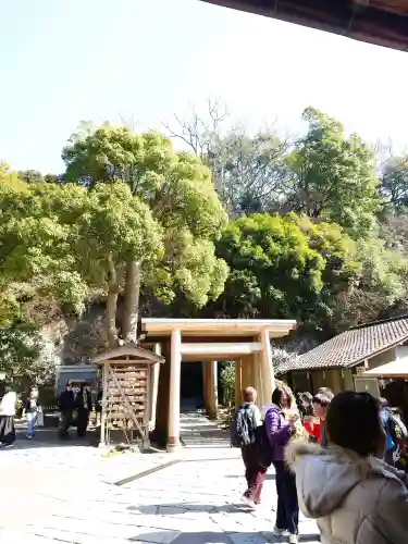 銭洗弁財天宇賀福神社の{uncategorized: "未分類", other: "その他", undefined: "問題あり", building: "その他建物", grave: "お墓", sacred_gate: "鳥居", guardian: "狛犬", statue: "像", buddha: "仏像", history: "歴史", nature: "自然", garden: "庭園", animal: "動物", pagoda: "塔", temizu: "手水舎", mountain_gate: "山門・神門", sanctuary: "本殿・本堂", subordinate: "末社・摂社", art: "芸術", scenery: "景色", jizo: "地蔵", ema: "絵馬", goshuin: "御朱印", omikuji: "おみくじ", items: "授与品その他", amulet: "お守り", goshuincho: "御朱印帳", eats: "食事", festival: "お祭り", votive_dance: "神楽", shichigosan: "七五三参", wedding: "結婚式", experience: "体験その他", initially: "初詣", around: "周辺", anti_infection: "感染症対策"}