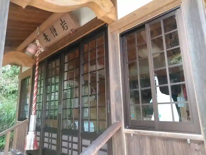 老僧岩の本殿・本堂