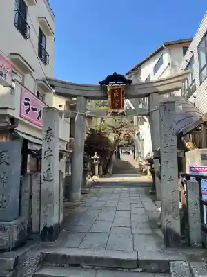 艮神社の{uncategorized: "未分類", other: "その他", undefined: "問題あり", building: "その他建物", grave: "お墓", sacred_gate: "鳥居", guardian: "狛犬", statue: "像", buddha: "仏像", history: "歴史", nature: "自然", garden: "庭園", animal: "動物", pagoda: "塔", temizu: "手水舎", mountain_gate: "山門・神門", sanctuary: "本殿・本堂", subordinate: "末社・摂社", art: "芸術", scenery: "景色", jizo: "地蔵", ema: "絵馬", goshuin: "御朱印", omikuji: "おみくじ", items: "授与品その他", amulet: "お守り", goshuincho: "御朱印帳", eats: "食事", festival: "お祭り", votive_dance: "神楽", shichigosan: "七五三参", wedding: "結婚式", experience: "体験その他", initially: "初詣", around: "周辺", anti_infection: "感染症対策"}