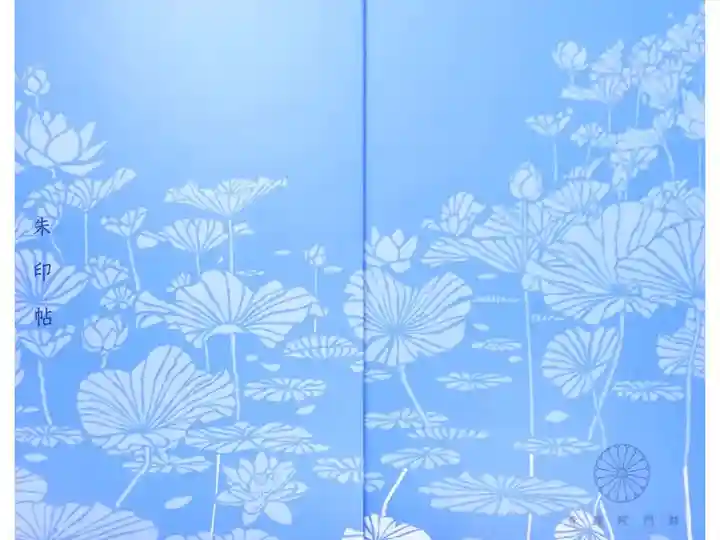 蓮をモチーフにした御朱印帳。淡い青が美しい。