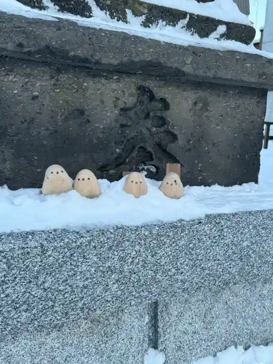 札幌諏訪神社の{uncategorized: "未分類", other: "その他", undefined: "問題あり", building: "その他建物", grave: "お墓", sacred_gate: "鳥居", guardian: "狛犬", statue: "像", buddha: "仏像", history: "歴史", nature: "自然", garden: "庭園", animal: "動物", pagoda: "塔", temizu: "手水舎", mountain_gate: "山門・神門", sanctuary: "本殿・本堂", subordinate: "末社・摂社", art: "芸術", scenery: "景色", jizo: "地蔵", ema: "絵馬", goshuin: "御朱印", omikuji: "おみくじ", items: "授与品その他", amulet: "お守り", goshuincho: "御朱印帳", eats: "食事", festival: "お祭り", votive_dance: "神楽", shichigosan: "七五三参", wedding: "結婚式", experience: "体験その他", initially: "初詣", around: "周辺", anti_infection: "感染症対策"}