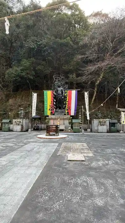 大本山七宝瀧寺の{uncategorized: "未分類", other: "その他", undefined: "問題あり", building: "その他建物", grave: "お墓", sacred_gate: "鳥居", guardian: "狛犬", statue: "像", buddha: "仏像", history: "歴史", nature: "自然", garden: "庭園", animal: "動物", pagoda: "塔", temizu: "手水舎", mountain_gate: "山門・神門", sanctuary: "本殿・本堂", subordinate: "末社・摂社", art: "芸術", scenery: "景色", jizo: "地蔵", ema: "絵馬", goshuin: "御朱印", omikuji: "おみくじ", items: "授与品その他", amulet: "お守り", goshuincho: "御朱印帳", eats: "食事", festival: "お祭り", votive_dance: "神楽", shichigosan: "七五三参", wedding: "結婚式", experience: "体験その他", initially: "初詣", around: "周辺", anti_infection: "感染症対策"}