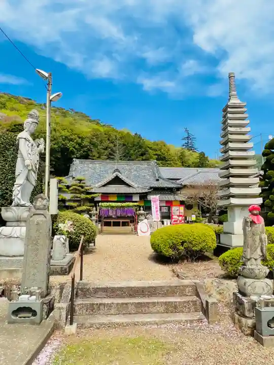 萬福寺の{uncategorized: "未分類", other: "その他", undefined: "問題あり", building: "その他建物", grave: "お墓", sacred_gate: "鳥居", guardian: "狛犬", statue: "像", buddha: "仏像", history: "歴史", nature: "自然", garden: "庭園", animal: "動物", pagoda: "塔", temizu: "手水舎", mountain_gate: "山門・神門", sanctuary: "本殿・本堂", subordinate: "末社・摂社", art: "芸術", scenery: "景色", jizo: "地蔵", ema: "絵馬", goshuin: "御朱印", omikuji: "おみくじ", items: "授与品その他", amulet: "お守り", goshuincho: "御朱印帳", eats: "食事", festival: "お祭り", votive_dance: "神楽", shichigosan: "七五三参", wedding: "結婚式", experience: "体験その他", initially: "初詣", around: "周辺", anti_infection: "感染症対策"}
