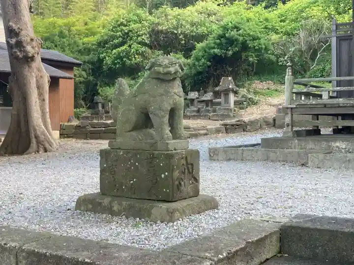御滝神社の{uncategorized: "未分類", other: "その他", undefined: "問題あり", building: "その他建物", grave: "お墓", sacred_gate: "鳥居", guardian: "狛犬", statue: "像", buddha: "仏像", history: "歴史", nature: "自然", garden: "庭園", animal: "動物", pagoda: "塔", temizu: "手水舎", mountain_gate: "山門・神門", sanctuary: "本殿・本堂", subordinate: "末社・摂社", art: "芸術", scenery: "景色", jizo: "地蔵", ema: "絵馬", goshuin: "御朱印", omikuji: "おみくじ", items: "授与品その他", amulet: "お守り", goshuincho: "御朱印帳", eats: "食事", festival: "お祭り", votive_dance: "神楽", shichigosan: "七五三参", wedding: "結婚式", experience: "体験その他", initially: "初詣", around: "周辺", anti_infection: "感染症対策"}