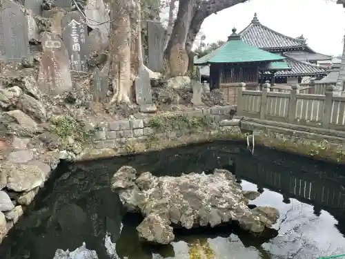 成田山新勝寺の{uncategorized: "未分類", other: "その他", undefined: "問題あり", building: "その他建物", grave: "お墓", sacred_gate: "鳥居", guardian: "狛犬", statue: "像", buddha: "仏像", history: "歴史", nature: "自然", garden: "庭園", animal: "動物", pagoda: "塔", temizu: "手水舎", mountain_gate: "山門・神門", sanctuary: "本殿・本堂", subordinate: "末社・摂社", art: "芸術", scenery: "景色", jizo: "地蔵", ema: "絵馬", goshuin: "御朱印", omikuji: "おみくじ", items: "授与品その他", amulet: "お守り", goshuincho: "御朱印帳", eats: "食事", festival: "お祭り", votive_dance: "神楽", shichigosan: "七五三参", wedding: "結婚式", experience: "体験その他", initially: "初詣", around: "周辺", anti_infection: "感染症対策"}