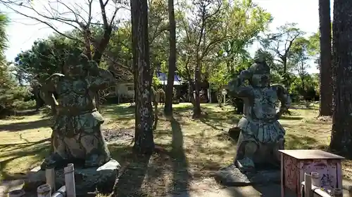 戸馳神社の像