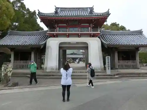 温泉山 安楽寺(四国霊場第六番札所)の山門