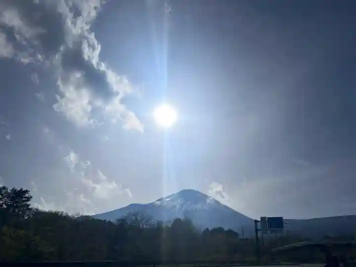 富士山東口本宮 冨士浅間神社の{uncategorized: "未分類", other: "その他", undefined: "問題あり", building: "その他建物", grave: "お墓", sacred_gate: "鳥居", guardian: "狛犬", statue: "像", buddha: "仏像", history: "歴史", nature: "自然", garden: "庭園", animal: "動物", pagoda: "塔", temizu: "手水舎", mountain_gate: "山門・神門", sanctuary: "本殿・本堂", subordinate: "末社・摂社", art: "芸術", scenery: "景色", jizo: "地蔵", ema: "絵馬", goshuin: "御朱印", omikuji: "おみくじ", items: "授与品その他", amulet: "お守り", goshuincho: "御朱印帳", eats: "食事", festival: "お祭り", votive_dance: "神楽", shichigosan: "七五三参", wedding: "結婚式", experience: "体験その他", initially: "初詣", around: "周辺", anti_infection: "感染症対策"}