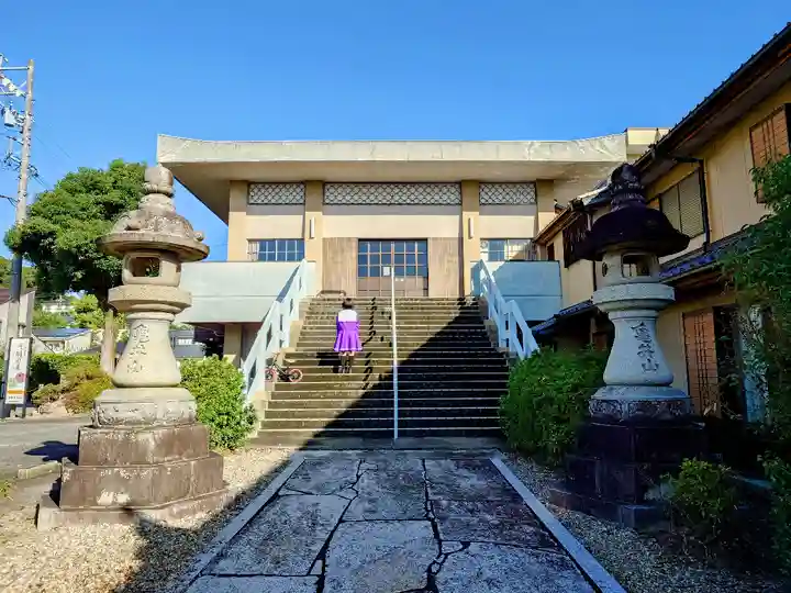 興蓮寺の本殿・本堂