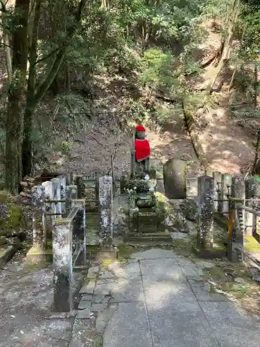 満願寺の{uncategorized: "未分類", other: "その他", undefined: "問題あり", building: "その他建物", grave: "お墓", sacred_gate: "鳥居", guardian: "狛犬", statue: "像", buddha: "仏像", history: "歴史", nature: "自然", garden: "庭園", animal: "動物", pagoda: "塔", temizu: "手水舎", mountain_gate: "山門・神門", sanctuary: "本殿・本堂", subordinate: "末社・摂社", art: "芸術", scenery: "景色", jizo: "地蔵", ema: "絵馬", goshuin: "御朱印", omikuji: "おみくじ", items: "授与品その他", amulet: "お守り", goshuincho: "御朱印帳", eats: "食事", festival: "お祭り", votive_dance: "神楽", shichigosan: "七五三参", wedding: "結婚式", experience: "体験その他", initially: "初詣", around: "周辺", anti_infection: "感染症対策"}
