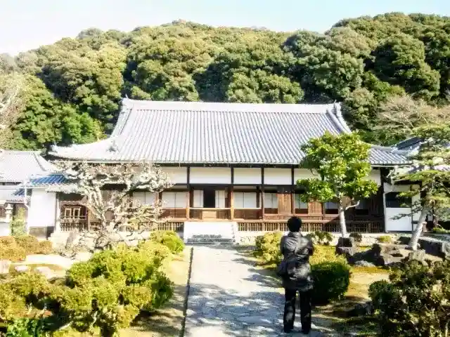興聖寺(興聖寶林禅寺)の{uncategorized: "未分類", other: "その他", undefined: "問題あり", building: "その他建物", grave: "お墓", sacred_gate: "鳥居", guardian: "狛犬", statue: "像", buddha: "仏像", history: "歴史", nature: "自然", garden: "庭園", animal: "動物", pagoda: "塔", temizu: "手水舎", mountain_gate: "山門・神門", sanctuary: "本殿・本堂", subordinate: "末社・摂社", art: "芸術", scenery: "景色", jizo: "地蔵", ema: "絵馬", goshuin: "御朱印", omikuji: "おみくじ", items: "授与品その他", amulet: "お守り", goshuincho: "御朱印帳", eats: "食事", festival: "お祭り", votive_dance: "神楽", shichigosan: "七五三参", wedding: "結婚式", experience: "体験その他", initially: "初詣", around: "周辺", anti_infection: "感染症対策"}