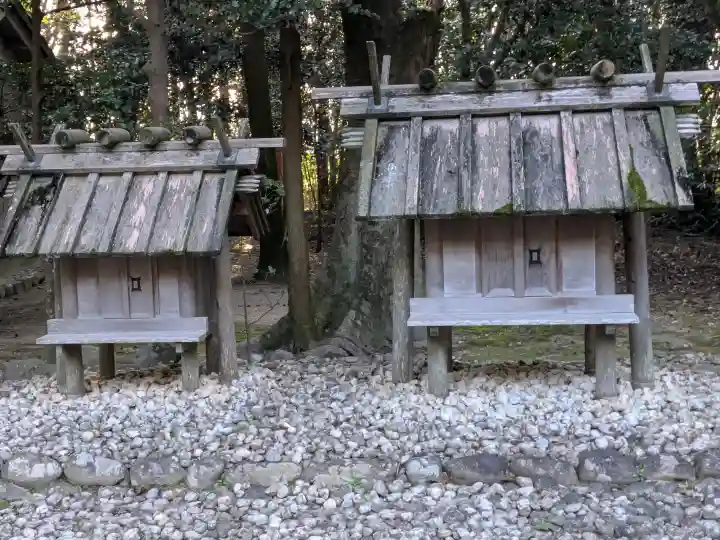 神麻続機殿神社(皇大神宮所管社)の{uncategorized: "未分類", other: "その他", undefined: "問題あり", building: "その他建物", grave: "お墓", sacred_gate: "鳥居", guardian: "狛犬", statue: "像", buddha: "仏像", history: "歴史", nature: "自然", garden: "庭園", animal: "動物", pagoda: "塔", temizu: "手水舎", mountain_gate: "山門・神門", sanctuary: "本殿・本堂", subordinate: "末社・摂社", art: "芸術", scenery: "景色", jizo: "地蔵", ema: "絵馬", goshuin: "御朱印", omikuji: "おみくじ", items: "授与品その他", amulet: "お守り", goshuincho: "御朱印帳", eats: "食事", festival: "お祭り", votive_dance: "神楽", shichigosan: "七五三参", wedding: "結婚式", experience: "体験その他", initially: "初詣", around: "周辺", anti_infection: "感染症対策"}