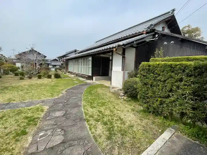 満願寺の{uncategorized: "未分類", other: "その他", undefined: "問題あり", building: "その他建物", grave: "お墓", sacred_gate: "鳥居", guardian: "狛犬", statue: "像", buddha: "仏像", history: "歴史", nature: "自然", garden: "庭園", animal: "動物", pagoda: "塔", temizu: "手水舎", mountain_gate: "山門・神門", sanctuary: "本殿・本堂", subordinate: "末社・摂社", art: "芸術", scenery: "景色", jizo: "地蔵", ema: "絵馬", goshuin: "御朱印", omikuji: "おみくじ", items: "授与品その他", amulet: "お守り", goshuincho: "御朱印帳", eats: "食事", festival: "お祭り", votive_dance: "神楽", shichigosan: "七五三参", wedding: "結婚式", experience: "体験その他", initially: "初詣", around: "周辺", anti_infection: "感染症対策"}