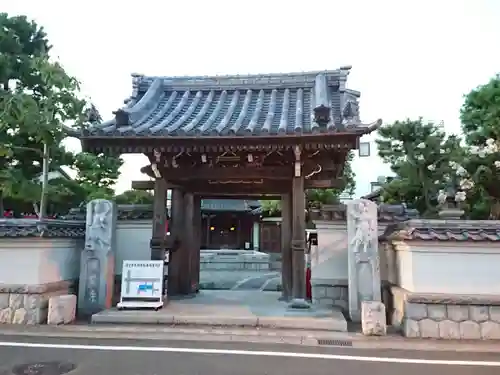 清寳寺の山門