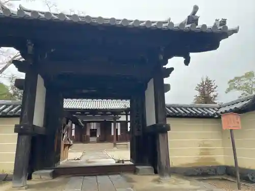 東大寺戒壇院戒壇堂の山門