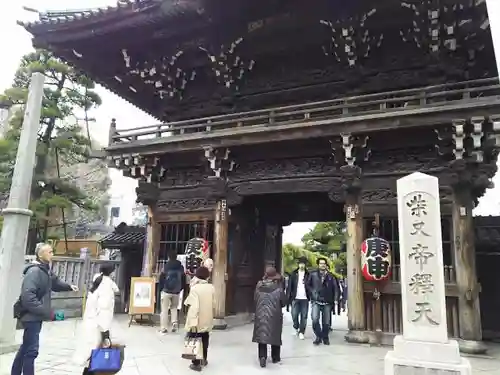 題経寺（柴又帝釈天）の山門