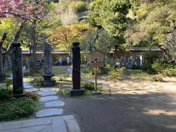円覚寺の{uncategorized: "未分類", other: "その他", undefined: "問題あり", building: "その他建物", grave: "お墓", sacred_gate: "鳥居", guardian: "狛犬", statue: "像", buddha: "仏像", history: "歴史", nature: "自然", garden: "庭園", animal: "動物", pagoda: "塔", temizu: "手水舎", mountain_gate: "山門・神門", sanctuary: "本殿・本堂", subordinate: "末社・摂社", art: "芸術", scenery: "景色", jizo: "地蔵", ema: "絵馬", goshuin: "御朱印", omikuji: "おみくじ", items: "授与品その他", amulet: "お守り", goshuincho: "御朱印帳", eats: "食事", festival: "お祭り", votive_dance: "神楽", shichigosan: "七五三参", wedding: "結婚式", experience: "体験その他", initially: "初詣", around: "周辺", anti_infection: "感染症対策"}