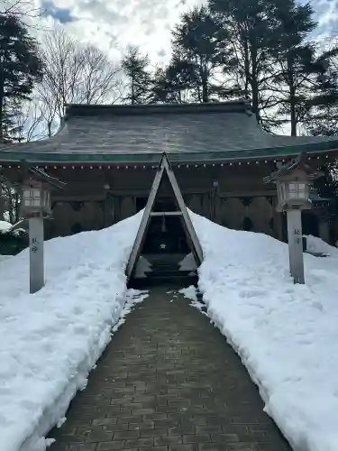 高岡市護国神社の{uncategorized: "未分類", other: "その他", undefined: "問題あり", building: "その他建物", grave: "お墓", sacred_gate: "鳥居", guardian: "狛犬", statue: "像", buddha: "仏像", history: "歴史", nature: "自然", garden: "庭園", animal: "動物", pagoda: "塔", temizu: "手水舎", mountain_gate: "山門・神門", sanctuary: "本殿・本堂", subordinate: "末社・摂社", art: "芸術", scenery: "景色", jizo: "地蔵", ema: "絵馬", goshuin: "御朱印", omikuji: "おみくじ", items: "授与品その他", amulet: "お守り", goshuincho: "御朱印帳", eats: "食事", festival: "お祭り", votive_dance: "神楽", shichigosan: "七五三参", wedding: "結婚式", experience: "体験その他", initially: "初詣", around: "周辺", anti_infection: "感染症対策"}