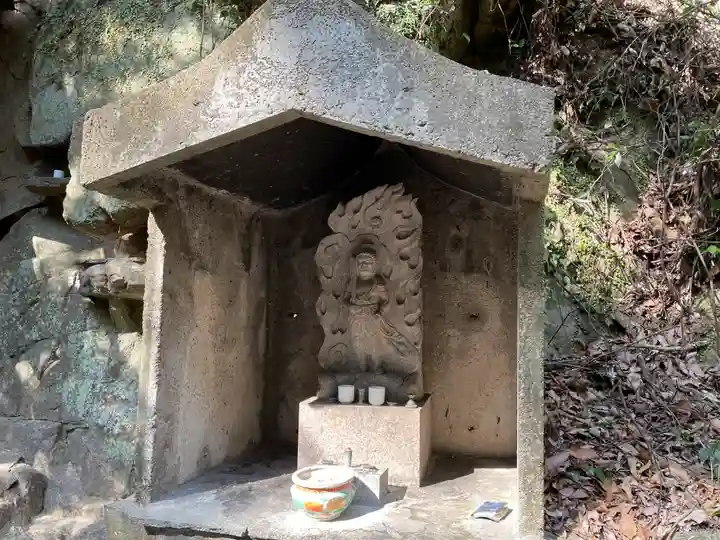 不動尊(布引の滝)の仏像