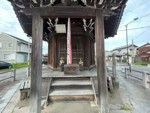 六角堂の{uncategorized: "未分類", other: "その他", undefined: "問題あり", building: "その他建物", grave: "お墓", sacred_gate: "鳥居", guardian: "狛犬", statue: "像", buddha: "仏像", history: "歴史", nature: "自然", garden: "庭園", animal: "動物", pagoda: "塔", temizu: "手水舎", mountain_gate: "山門・神門", sanctuary: "本殿・本堂", subordinate: "末社・摂社", art: "芸術", scenery: "景色", jizo: "地蔵", ema: "絵馬", goshuin: "御朱印", omikuji: "おみくじ", items: "授与品その他", amulet: "お守り", goshuincho: "御朱印帳", eats: "食事", festival: "お祭り", votive_dance: "神楽", shichigosan: "七五三参", wedding: "結婚式", experience: "体験その他", initially: "初詣", around: "周辺", anti_infection: "感染症対策"}
