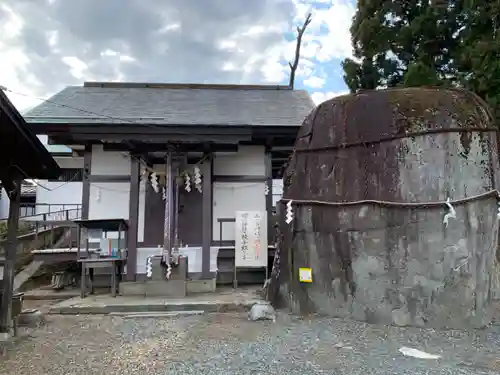 三ツ石神社の本殿