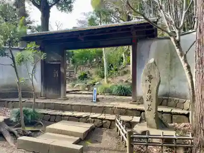 明王院（満願寺別院）の{uncategorized: "未分類", other: "その他", undefined: "問題あり", building: "その他建物", grave: "お墓", sacred_gate: "鳥居", guardian: "狛犬", statue: "像", buddha: "仏像", history: "歴史", nature: "自然", garden: "庭園", animal: "動物", pagoda: "塔", temizu: "手水舎", mountain_gate: "山門・神門", sanctuary: "本殿・本堂", subordinate: "末社・摂社", art: "芸術", scenery: "景色", jizo: "地蔵", ema: "絵馬", goshuin: "御朱印", omikuji: "おみくじ", items: "授与品その他", amulet: "お守り", goshuincho: "御朱印帳", eats: "食事", festival: "お祭り", votive_dance: "神楽", shichigosan: "七五三参", wedding: "結婚式", experience: "体験その他", initially: "初詣", around: "周辺", anti_infection: "感染症対策"}