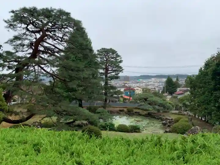 配志和神社の庭園