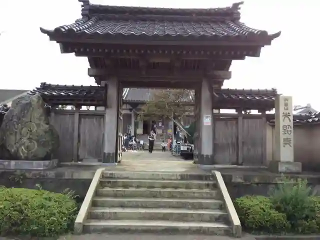 光照寺の山門