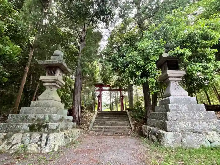 當麻山口神社の{uncategorized: "未分類", other: "その他", undefined: "問題あり", building: "その他建物", grave: "お墓", sacred_gate: "鳥居", guardian: "狛犬", statue: "像", buddha: "仏像", history: "歴史", nature: "自然", garden: "庭園", animal: "動物", pagoda: "塔", temizu: "手水舎", mountain_gate: "山門・神門", sanctuary: "本殿・本堂", subordinate: "末社・摂社", art: "芸術", scenery: "景色", jizo: "地蔵", ema: "絵馬", goshuin: "御朱印", omikuji: "おみくじ", items: "授与品その他", amulet: "お守り", goshuincho: "御朱印帳", eats: "食事", festival: "お祭り", votive_dance: "神楽", shichigosan: "七五三参", wedding: "結婚式", experience: "体験その他", initially: "初詣", around: "周辺", anti_infection: "感染症対策"}