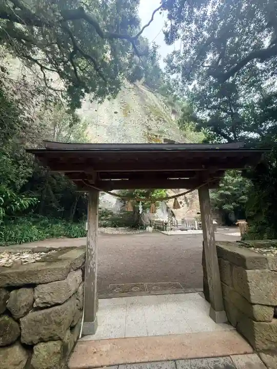 花窟神社の{uncategorized: "未分類", other: "その他", undefined: "問題あり", building: "その他建物", grave: "お墓", sacred_gate: "鳥居", guardian: "狛犬", statue: "像", buddha: "仏像", history: "歴史", nature: "自然", garden: "庭園", animal: "動物", pagoda: "塔", temizu: "手水舎", mountain_gate: "山門・神門", sanctuary: "本殿・本堂", subordinate: "末社・摂社", art: "芸術", scenery: "景色", jizo: "地蔵", ema: "絵馬", goshuin: "御朱印", omikuji: "おみくじ", items: "授与品その他", amulet: "お守り", goshuincho: "御朱印帳", eats: "食事", festival: "お祭り", votive_dance: "神楽", shichigosan: "七五三参", wedding: "結婚式", experience: "体験その他", initially: "初詣", around: "周辺", anti_infection: "感染症対策"}
